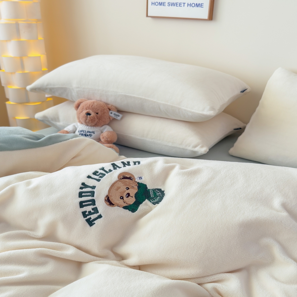 91家纺网 家纺一手货源 找家纺 泰迪爱兰Teddy ISLAND 2026新款IP绣花牛奶绒刺绣套件 奶油白+清绿