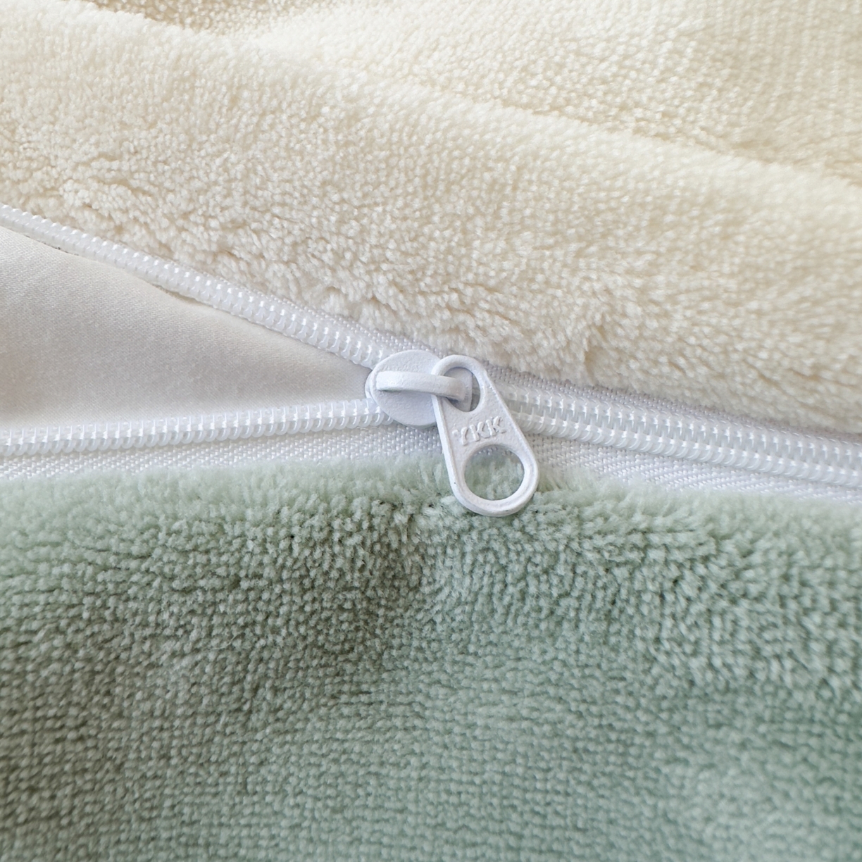 91家纺网 家纺一手货源 找家纺 泰迪爱兰Teddy ISLAND 2026新款IP绣花牛奶绒刺绣套件 奶油白+清绿