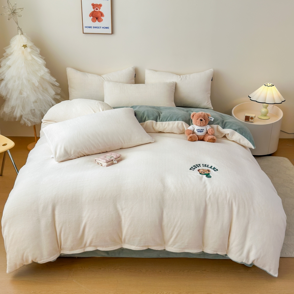 91家纺网 家纺一手货源 找家纺 泰迪爱兰Teddy ISLAND 2026新款IP绣花牛奶绒刺绣套件 奶油白+清绿