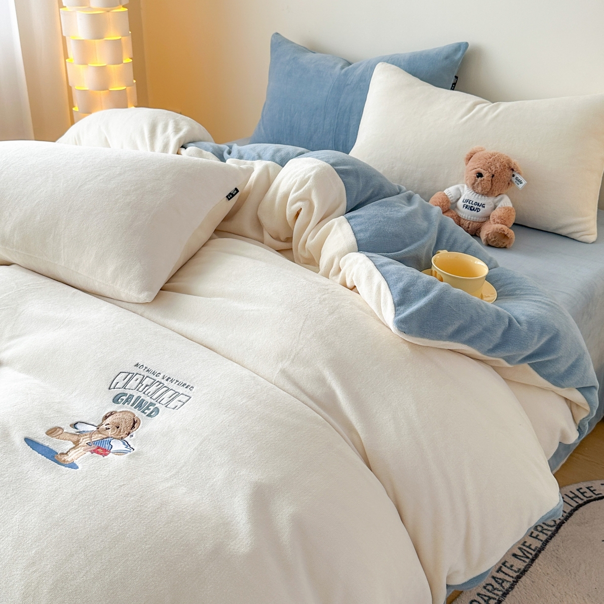 91家纺网 家纺一手货源 找家纺 泰迪爱兰Teddy ISLAND 2025新款IP绣花牛奶绒刺绣套件 奶油白+星空蓝