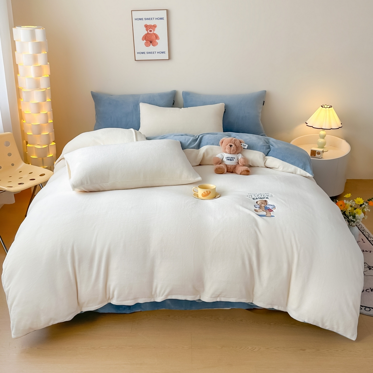 91家纺网 家纺一手货源 找家纺 泰迪爱兰Teddy ISLAND 2025新款IP绣花牛奶绒刺绣套件 奶油白+星空蓝