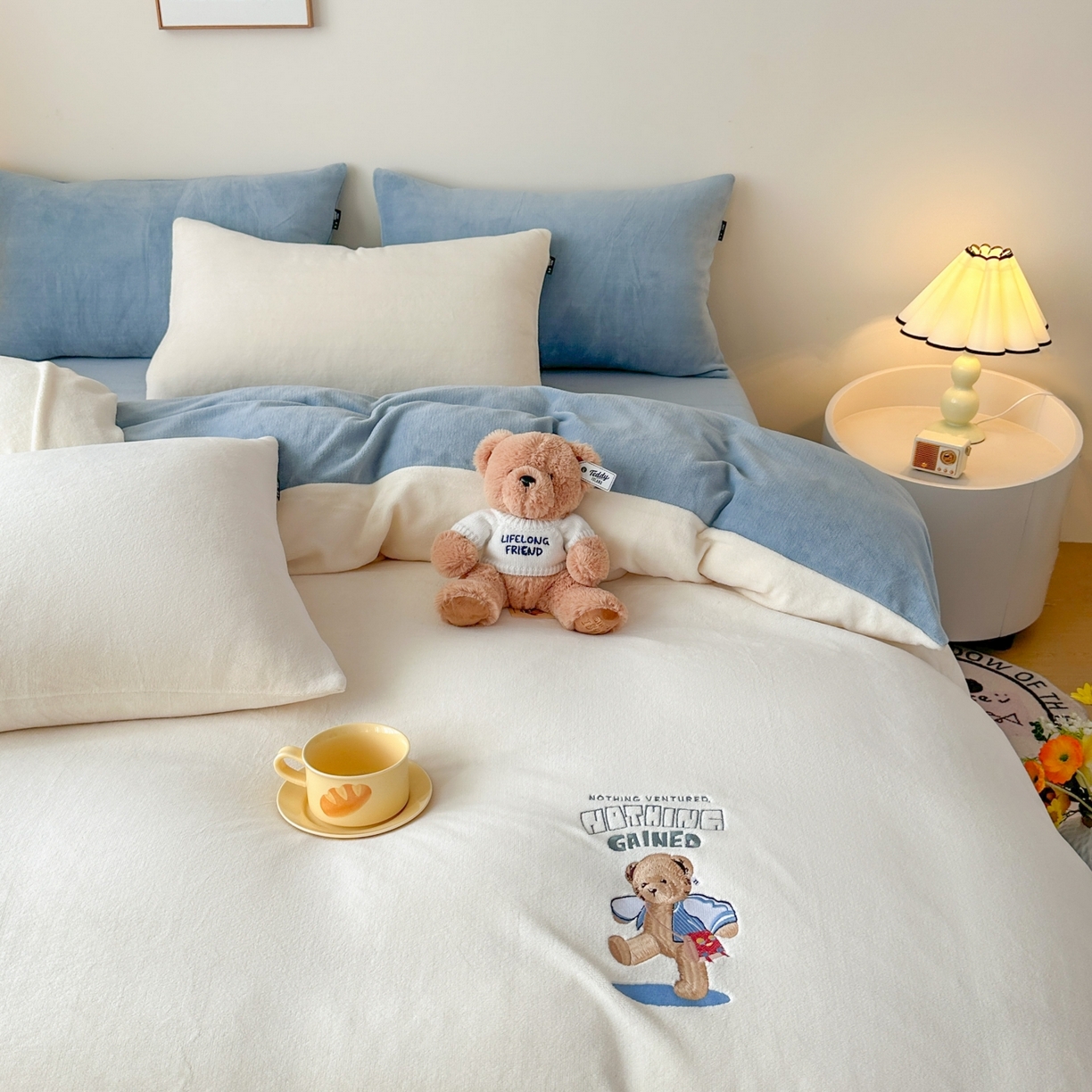 91家纺网 家纺一手货源 找家纺 泰迪爱兰Teddy ISLAND 2025新款IP绣花牛奶绒刺绣套件 奶油白+星空蓝