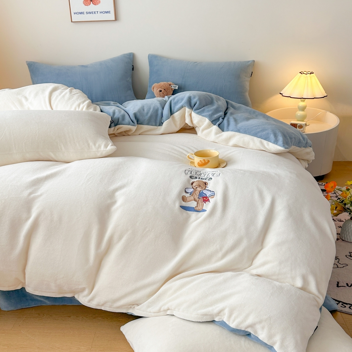 91家纺网 家纺一手货源 找家纺 泰迪爱兰Teddy ISLAND 2025新款IP绣花牛奶绒刺绣套件 奶油白+星空蓝