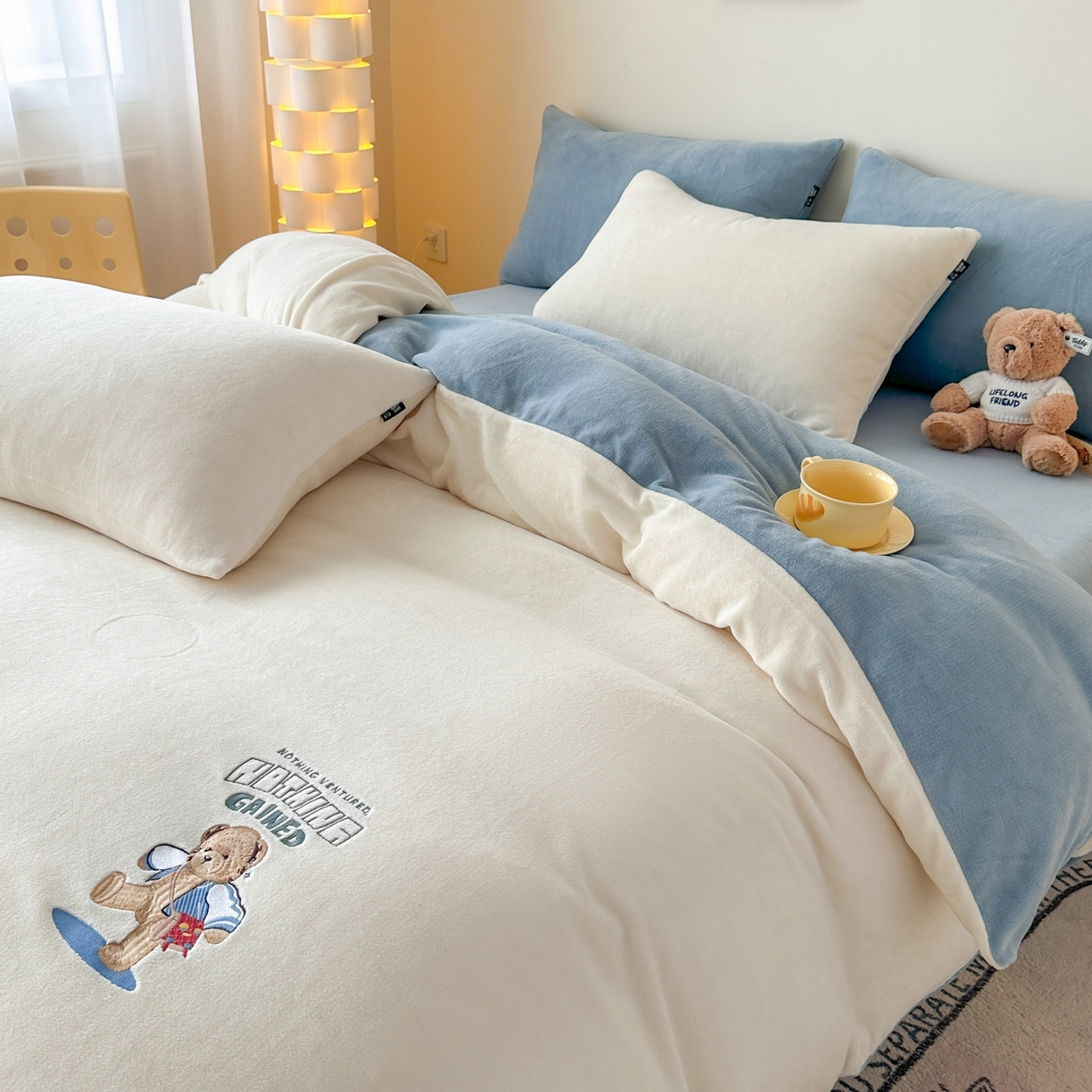 91家纺网 家纺一手货源 找家纺 泰迪爱兰Teddy ISLAND 2025新款IP绣花牛奶绒刺绣套件 奶油白+星空蓝