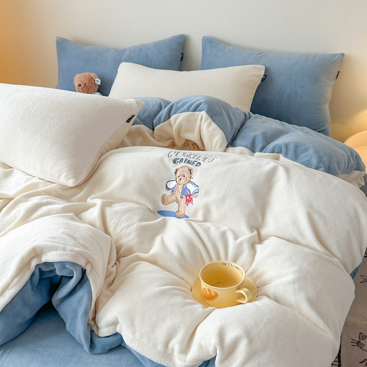 91家纺网 家纺一手货源 找家纺 泰迪爱兰Teddy ISLAND 2025新款IP绣花牛奶绒刺绣套件 奶油白+星空蓝