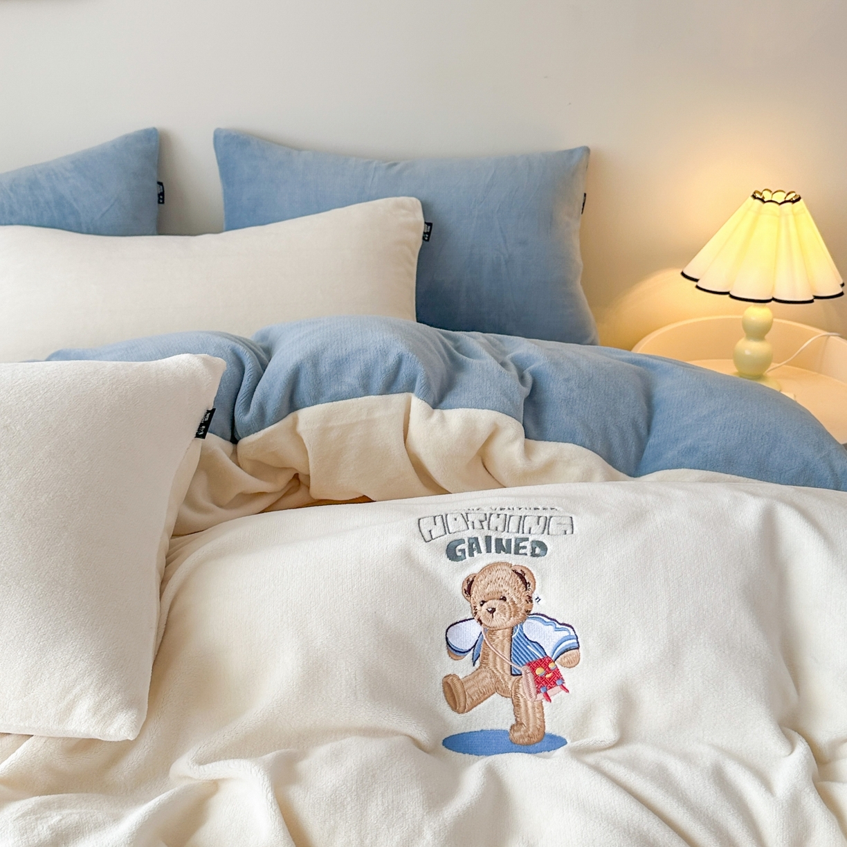 91家纺网 家纺一手货源 找家纺 泰迪爱兰Teddy ISLAND 2025新款IP绣花牛奶绒刺绣套件 奶油白+星空蓝