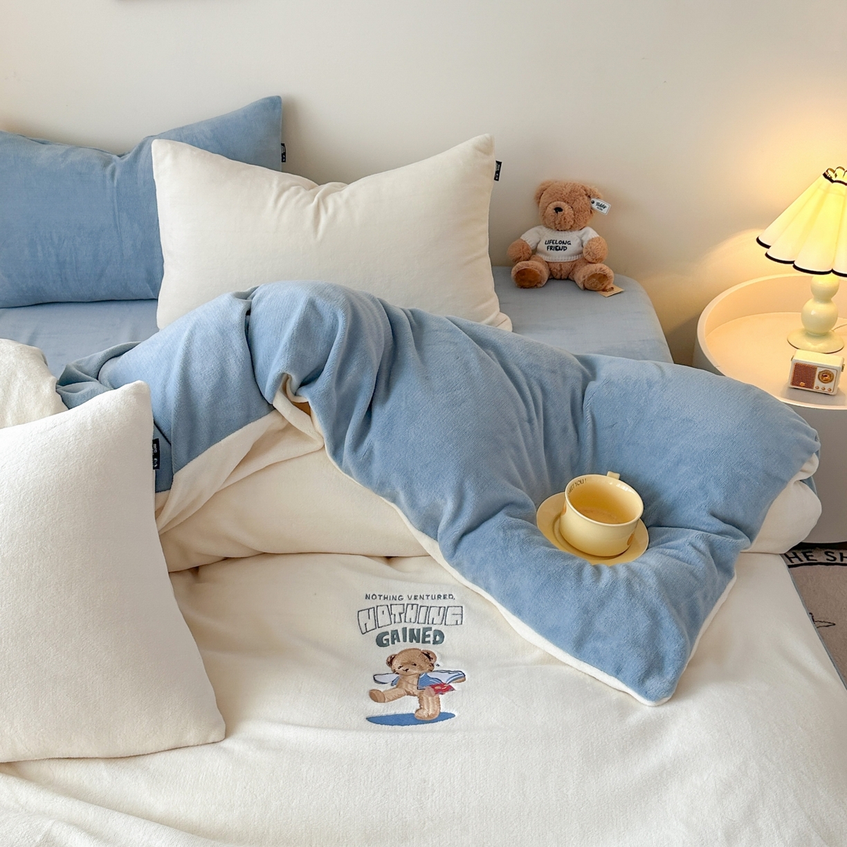 91家纺网 家纺一手货源 找家纺 泰迪爱兰Teddy ISLAND 2025新款IP绣花牛奶绒刺绣套件 奶油白+星空蓝