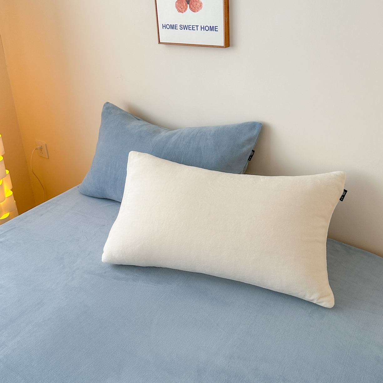 91家纺网 家纺一手货源 找家纺 泰迪爱兰Teddy ISLAND 2025新款IP绣花牛奶绒刺绣套件 奶油白+星空蓝