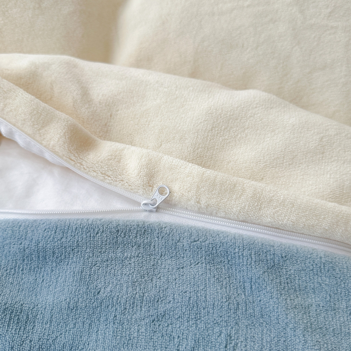 91家纺网 家纺一手货源 找家纺 泰迪爱兰Teddy ISLAND 2025新款IP绣花牛奶绒刺绣套件 奶油白+星空蓝