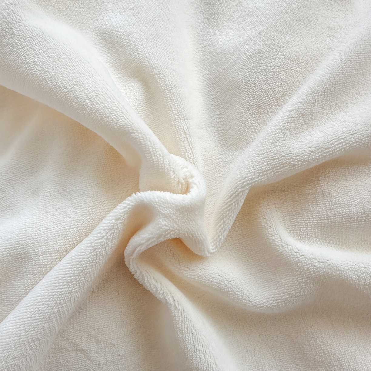 91家纺网 家纺一手货源 找家纺 泰迪爱兰Teddy ISLAND 2025新款IP绣花牛奶绒刺绣套件 奶油白+星空蓝