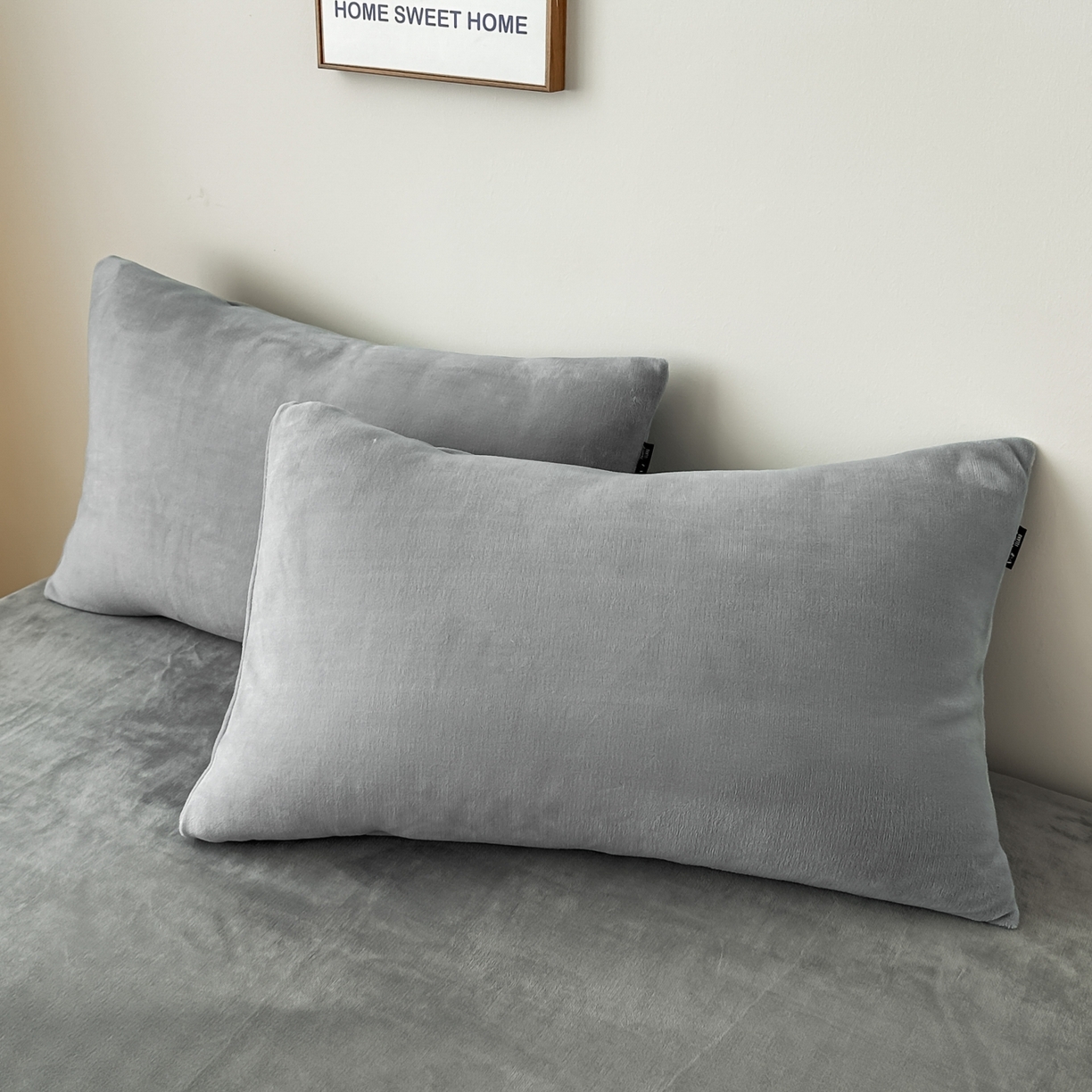 91家纺网 家纺一手货源 找家纺 泰迪爱兰Teddy ISLAND 2025新款IP绣花牛奶绒刺绣套件 浅灰+银灰