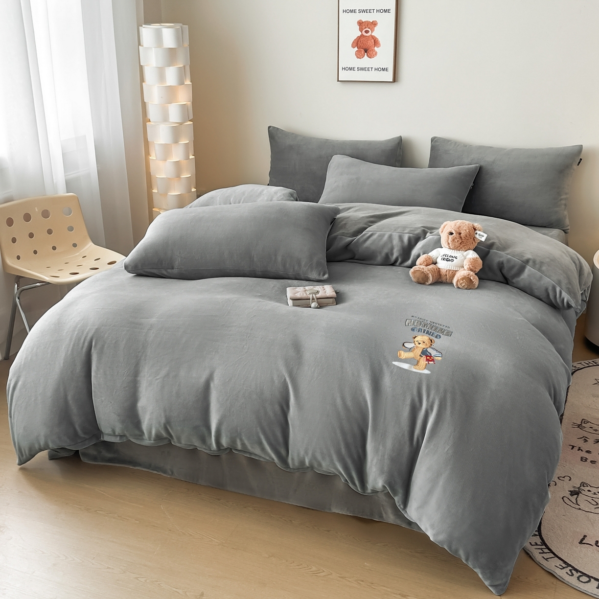 91家纺网 家纺一手货源 找家纺 泰迪爱兰Teddy ISLAND 2025新款IP绣花牛奶绒刺绣套件 浅灰+银灰