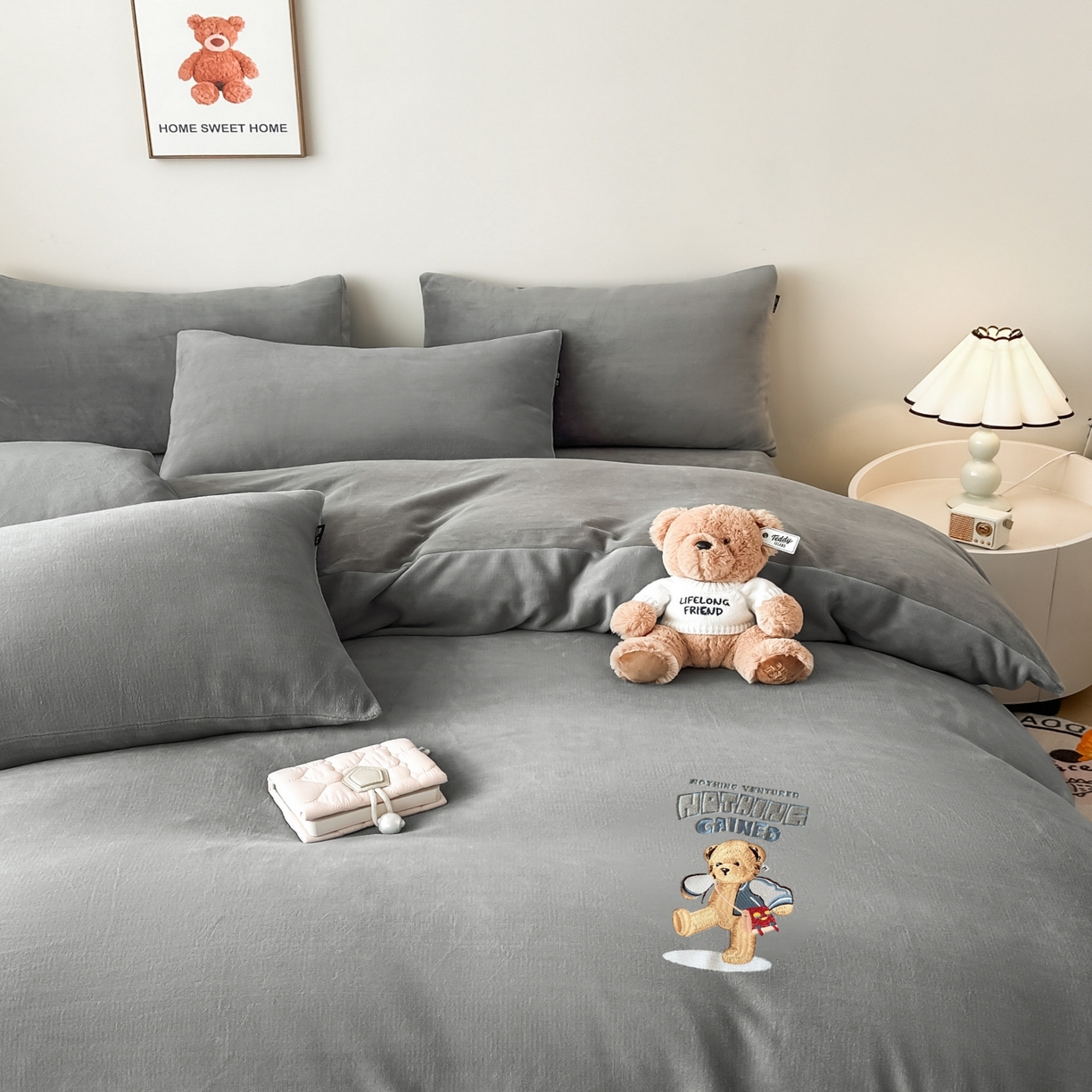 91家纺网 家纺一手货源 找家纺 泰迪爱兰Teddy ISLAND 2025新款IP绣花牛奶绒刺绣套件 浅灰+银灰