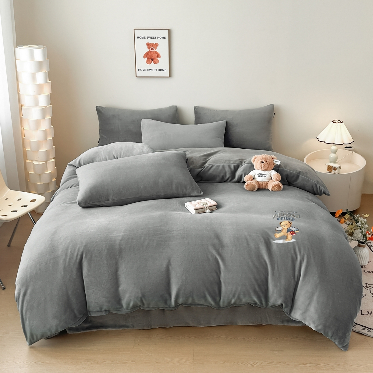 91家纺网 家纺一手货源 找家纺 泰迪爱兰Teddy ISLAND 2025新款IP绣花牛奶绒刺绣套件 浅灰+银灰