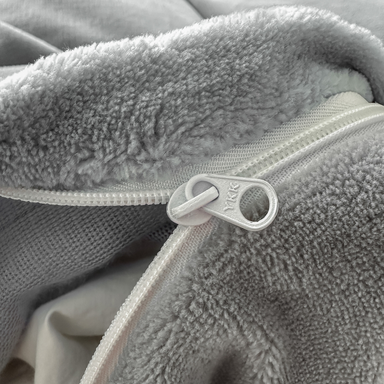 91家纺网 家纺一手货源 找家纺 泰迪爱兰Teddy ISLAND 2025新款IP绣花牛奶绒刺绣套件 浅灰+银灰