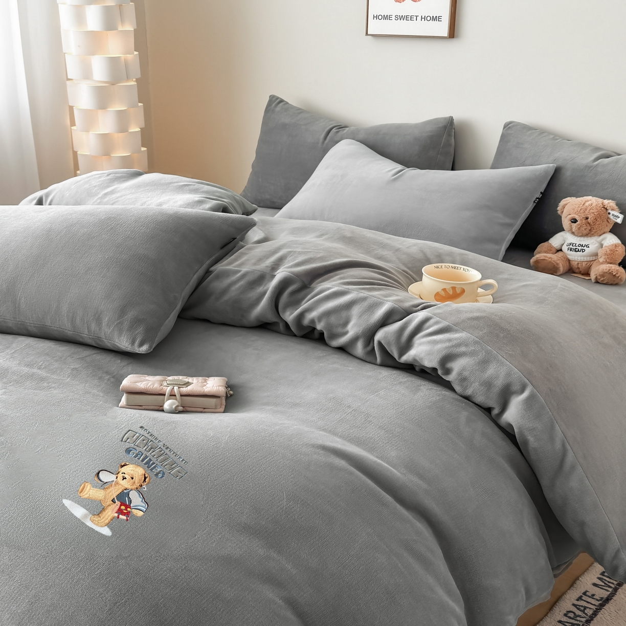 91家纺网 家纺一手货源 找家纺 泰迪爱兰Teddy ISLAND 2025新款IP绣花牛奶绒刺绣套件 浅灰+银灰