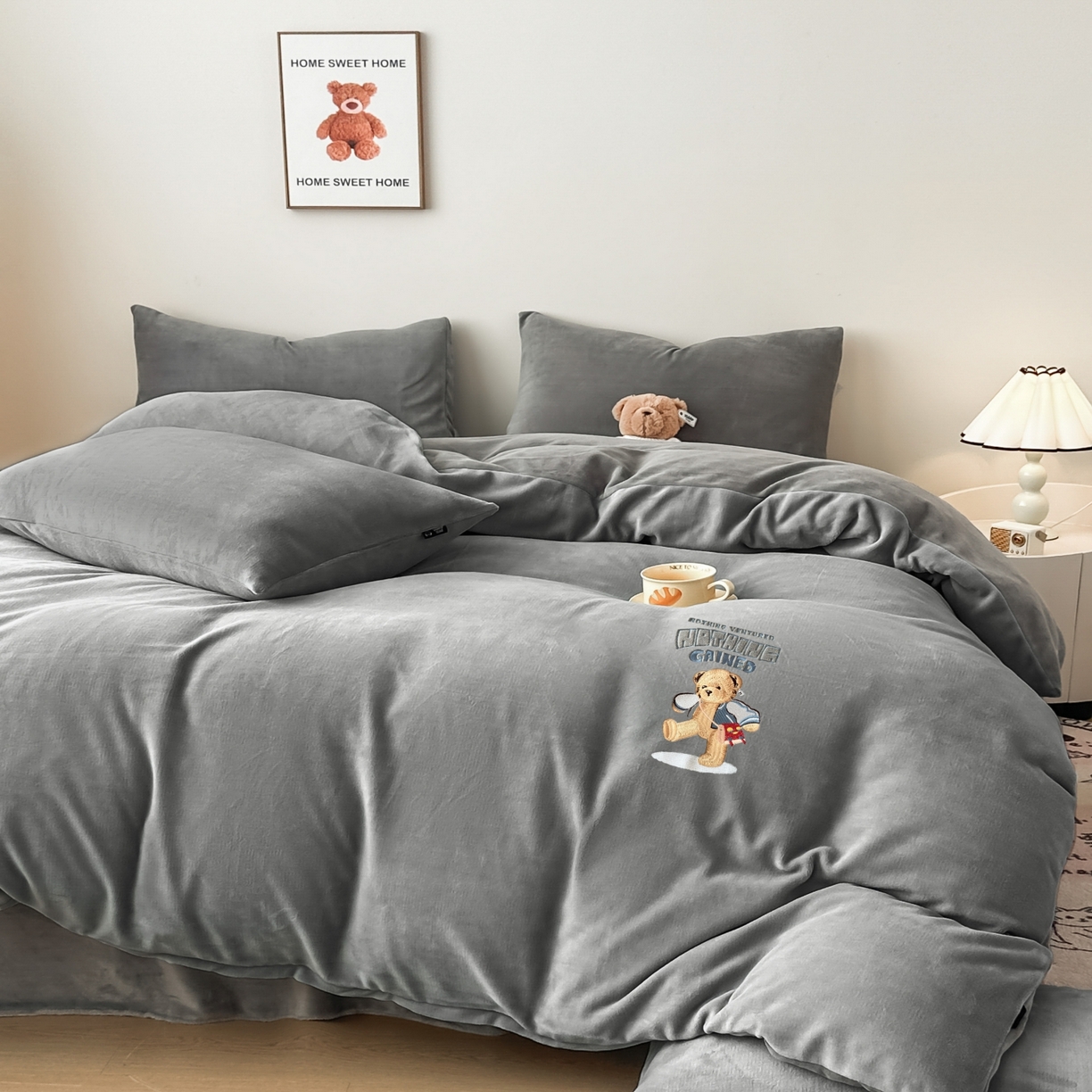 91家纺网 家纺一手货源 找家纺 泰迪爱兰Teddy ISLAND 2025新款IP绣花牛奶绒刺绣套件 浅灰+银灰