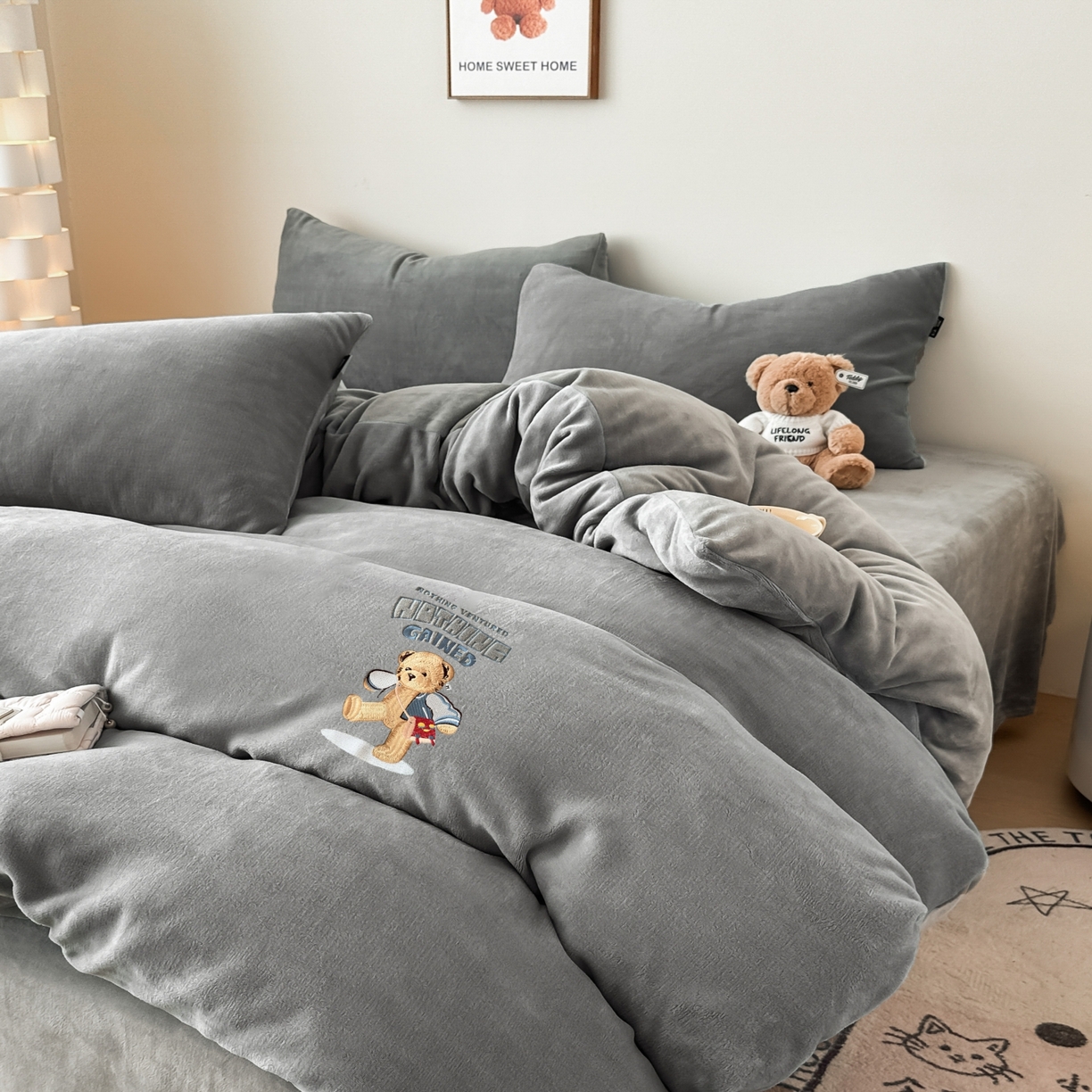 91家纺网 家纺一手货源 找家纺 泰迪爱兰Teddy ISLAND 2025新款IP绣花牛奶绒刺绣套件 浅灰+银灰