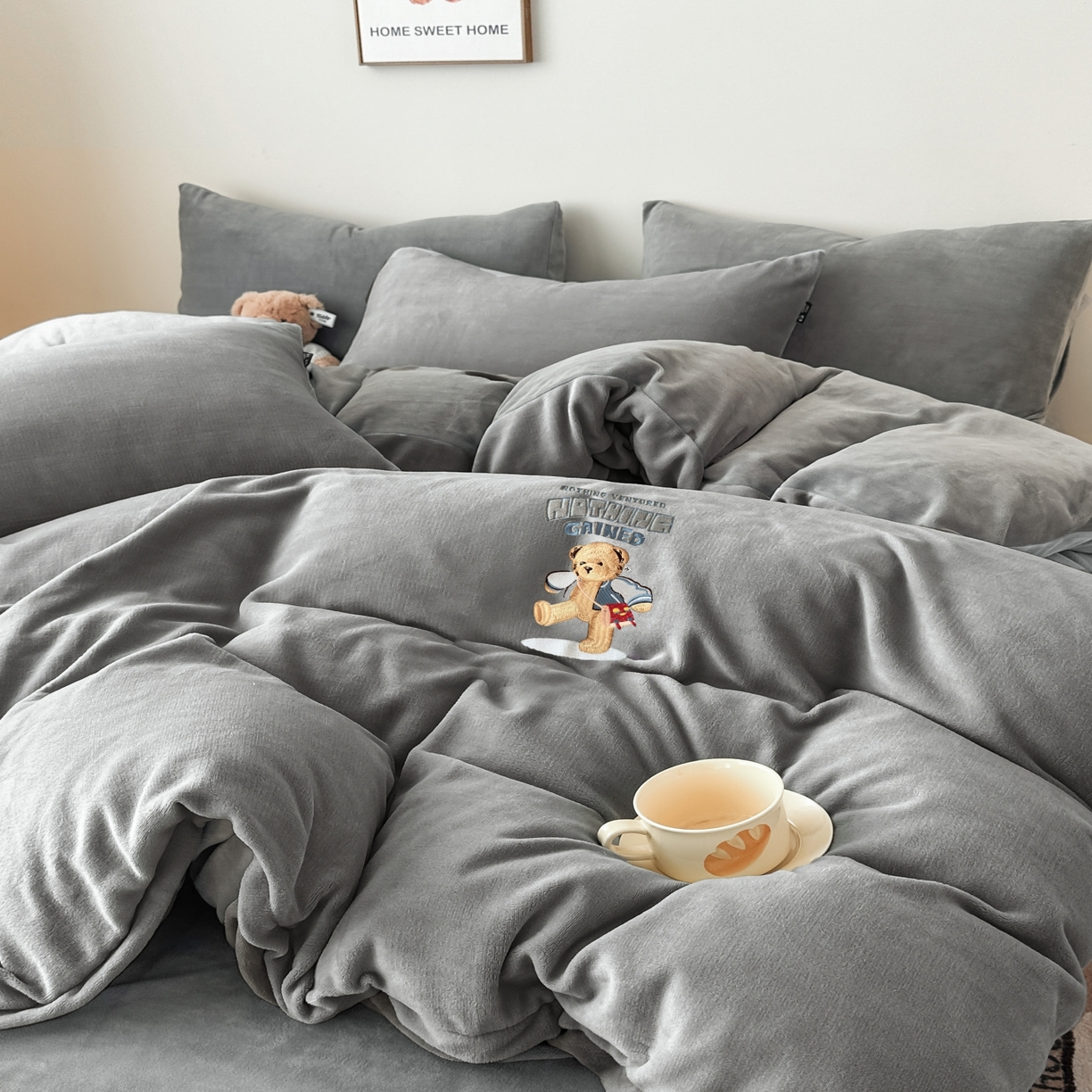 91家纺网 家纺一手货源 找家纺 泰迪爱兰Teddy ISLAND 2025新款IP绣花牛奶绒刺绣套件 浅灰+银灰