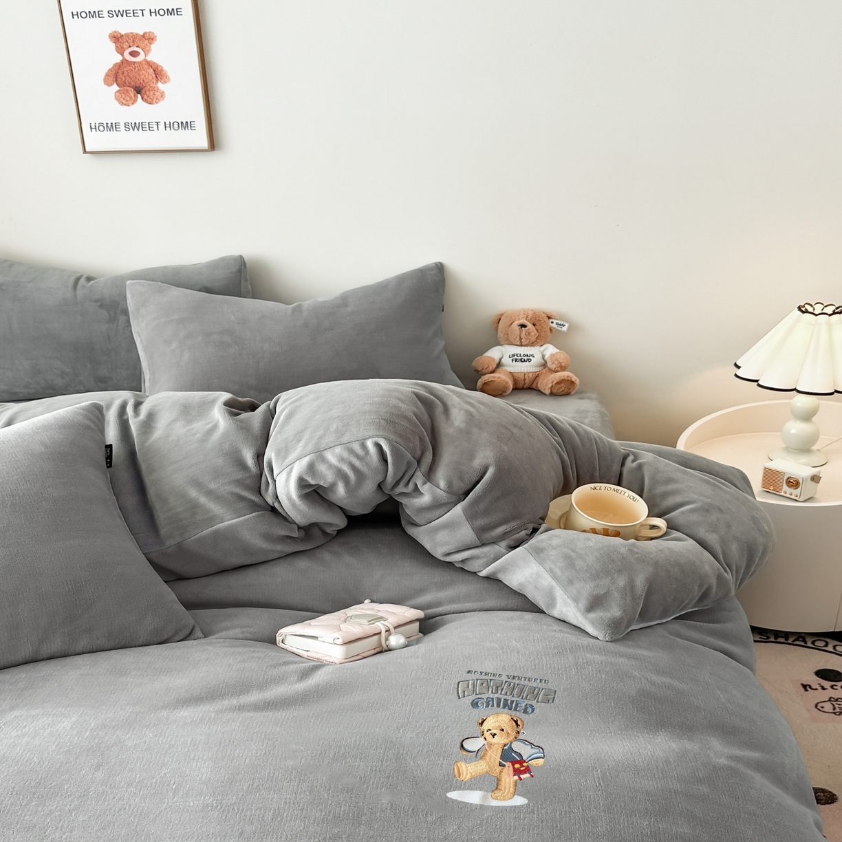 91家纺网 家纺一手货源 找家纺 泰迪爱兰Teddy ISLAND 2025新款IP绣花牛奶绒刺绣套件 浅灰+银灰