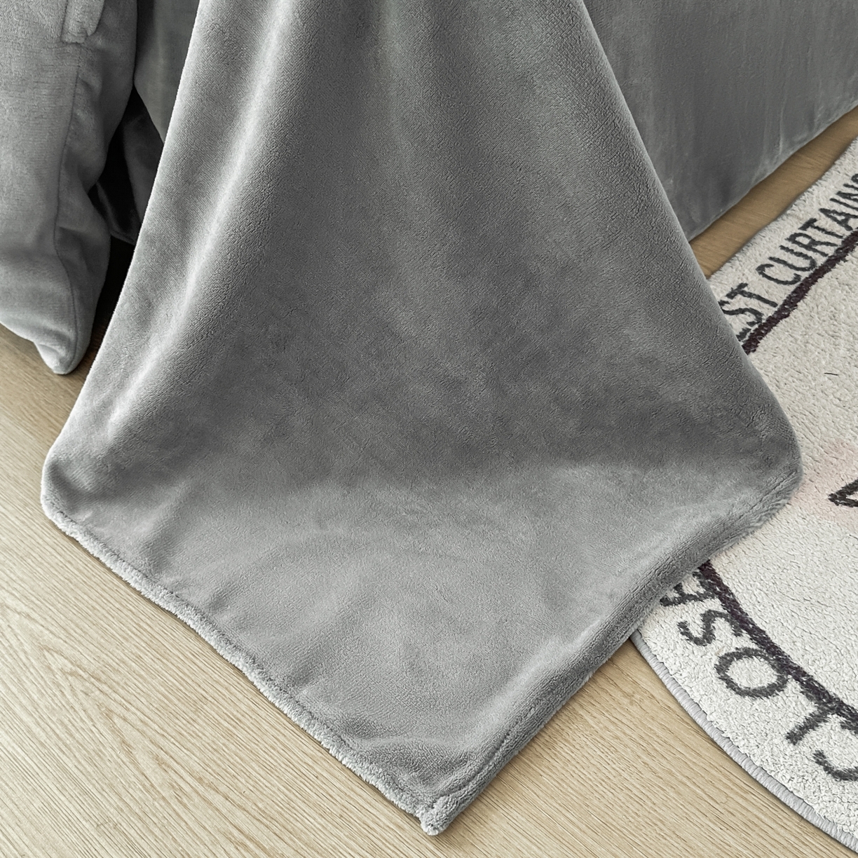 91家纺网 家纺一手货源 找家纺 泰迪爱兰Teddy ISLAND 2025新款IP绣花牛奶绒刺绣套件 浅灰+银灰