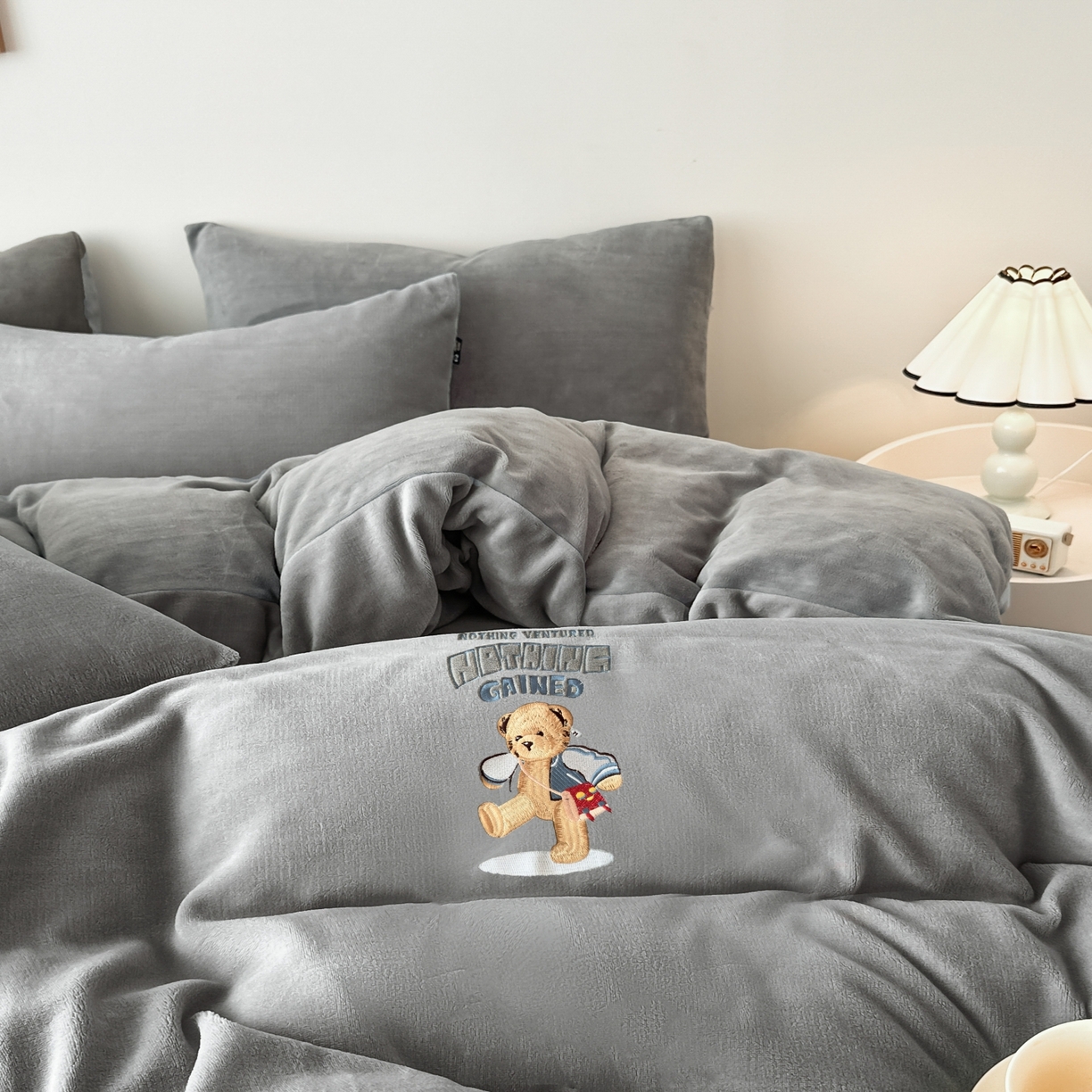 91家纺网 家纺一手货源 找家纺 泰迪爱兰Teddy ISLAND 2025新款IP绣花牛奶绒刺绣套件 浅灰+银灰