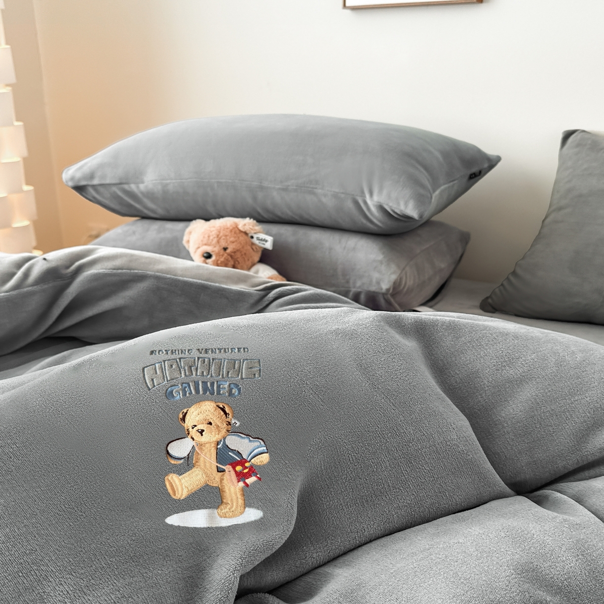 91家纺网 家纺一手货源 找家纺 泰迪爱兰Teddy ISLAND 2025新款IP绣花牛奶绒刺绣套件 浅灰+银灰