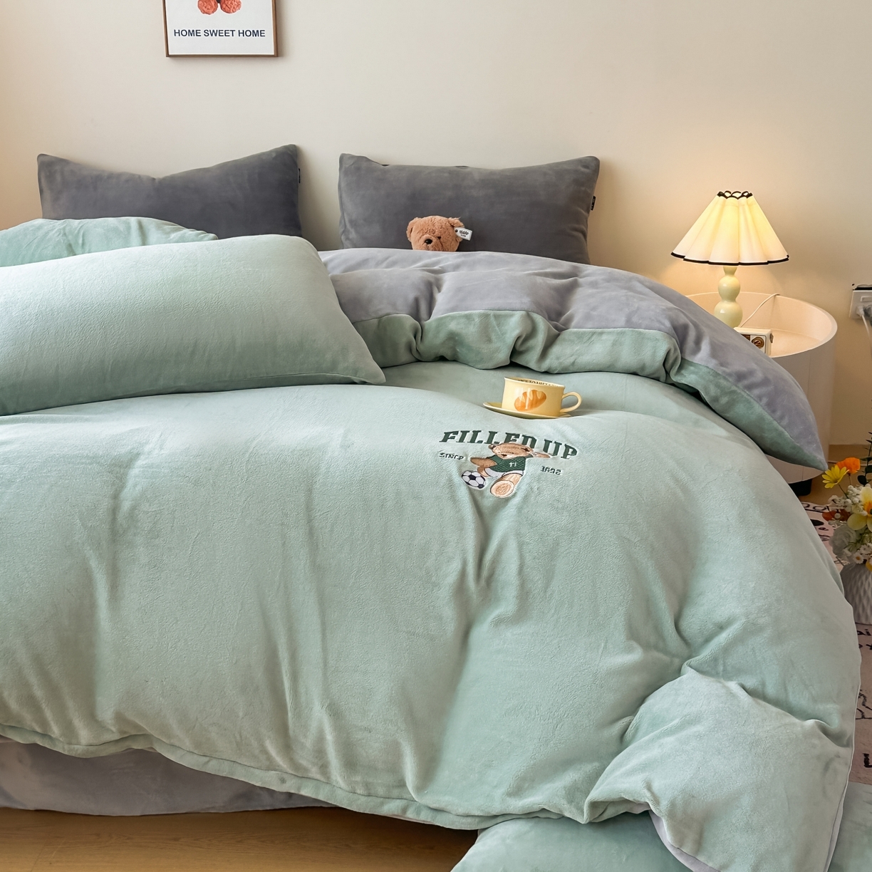 91家纺网 家纺一手货源 找家纺 泰迪爱兰Teddy ISLAND 2025新款IP绣花牛奶绒刺绣套件 清绿+银灰