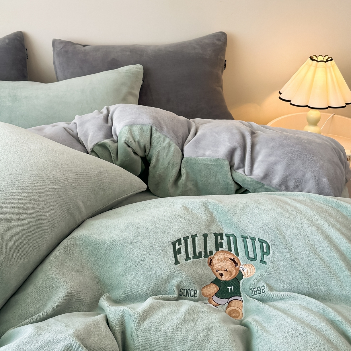 91家纺网 家纺一手货源 找家纺 泰迪爱兰Teddy ISLAND 2025新款IP绣花牛奶绒刺绣套件 清绿+银灰