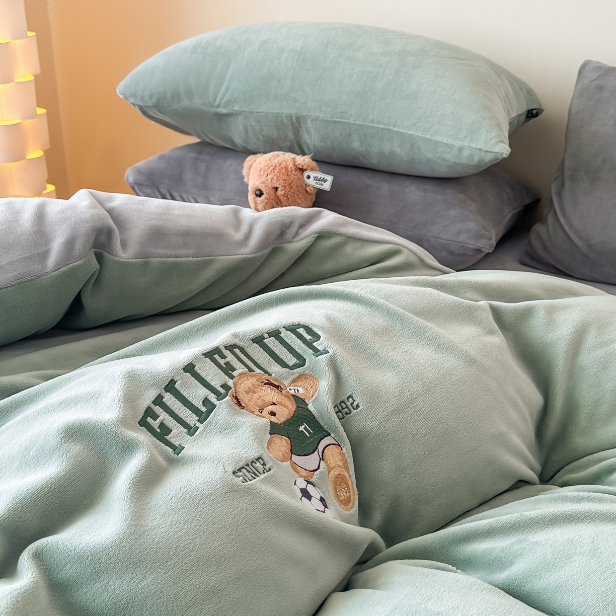 91家纺网 家纺一手货源 找家纺 泰迪爱兰Teddy ISLAND 2025新款IP绣花牛奶绒刺绣套件 清绿+银灰
