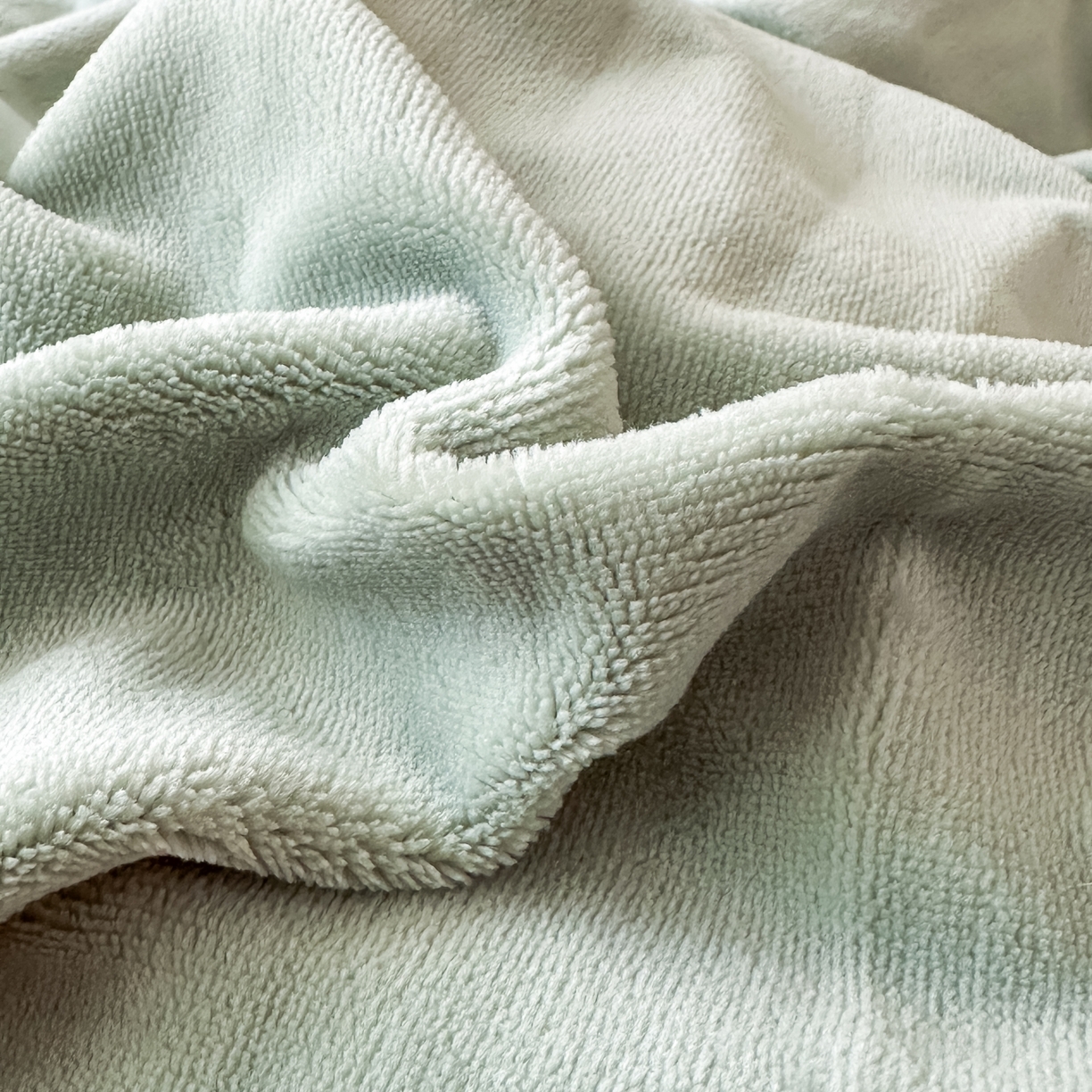 91家纺网 家纺一手货源 找家纺 泰迪爱兰Teddy ISLAND 2025新款IP绣花牛奶绒刺绣套件 清绿+银灰