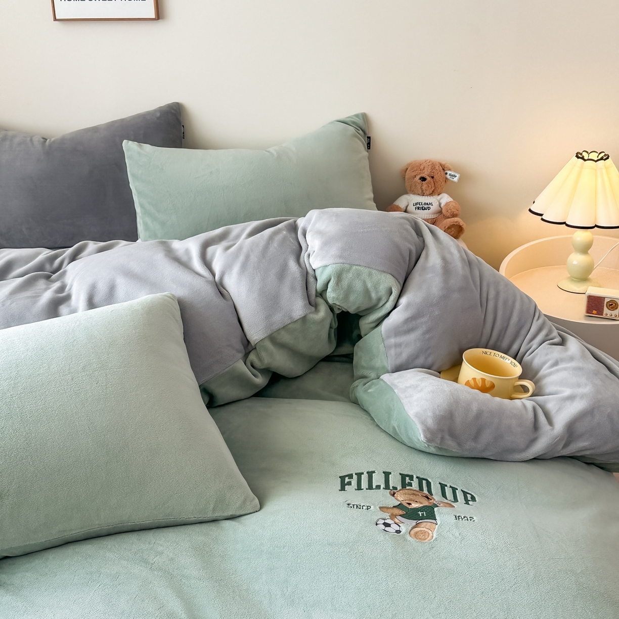 91家纺网 家纺一手货源 找家纺 泰迪爱兰Teddy ISLAND 2025新款IP绣花牛奶绒刺绣套件 清绿+银灰