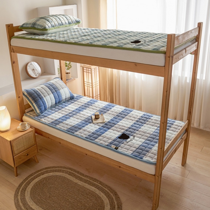 91家纺网 家纺一手货源 找家纺 爱屋及屋 2025新款无印风牛奶绒床护垫-学生床 牛奶绒-蓝咖大格