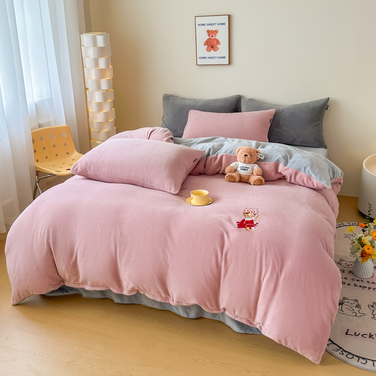 91家纺网 家纺一手货源 找家纺 泰迪爱兰Teddy ISLAND 2025新款IP绣花牛奶绒刺绣套件 珊瑚粉+银灰