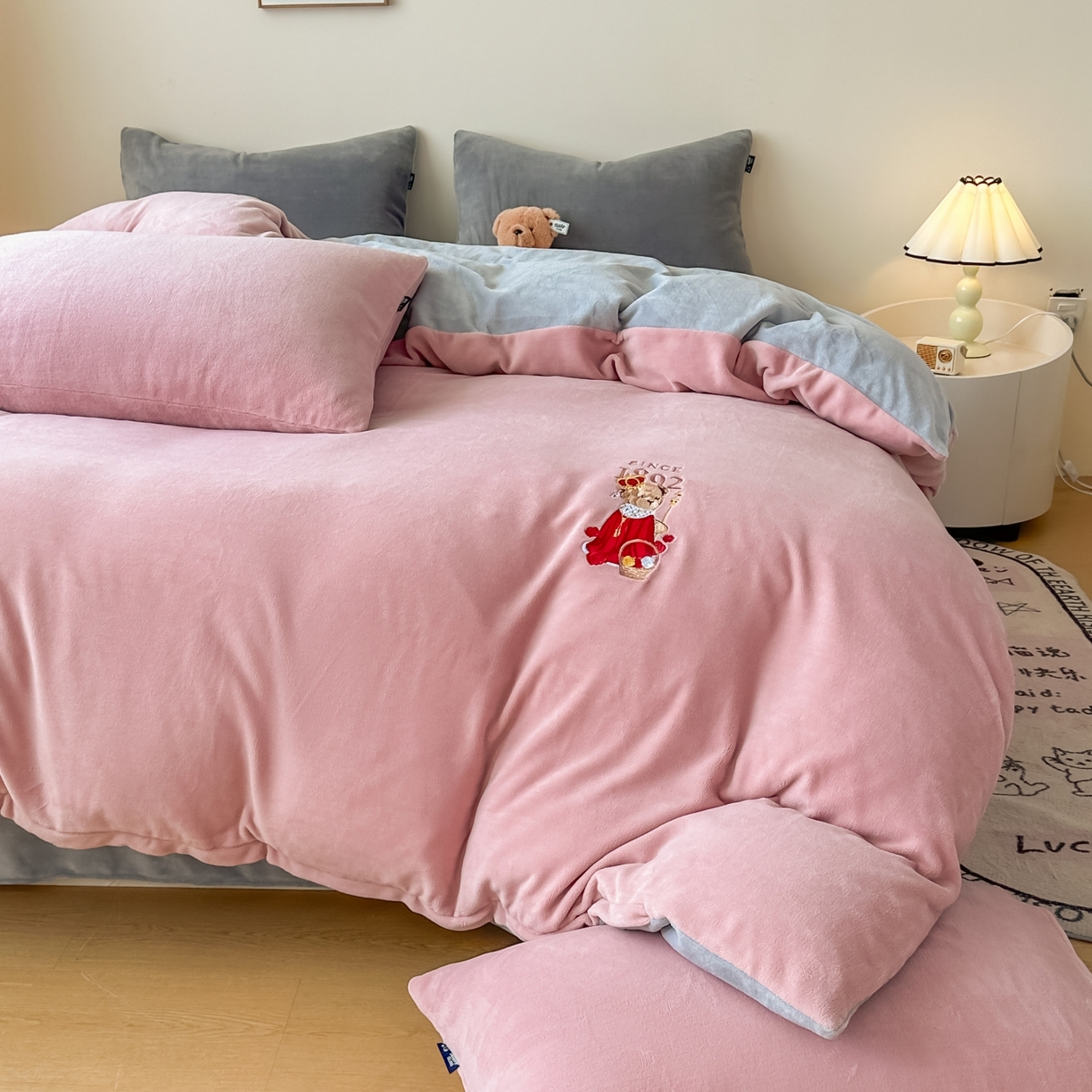 91家纺网 家纺一手货源 找家纺 泰迪爱兰Teddy ISLAND 2025新款IP绣花牛奶绒刺绣套件 珊瑚粉+银灰