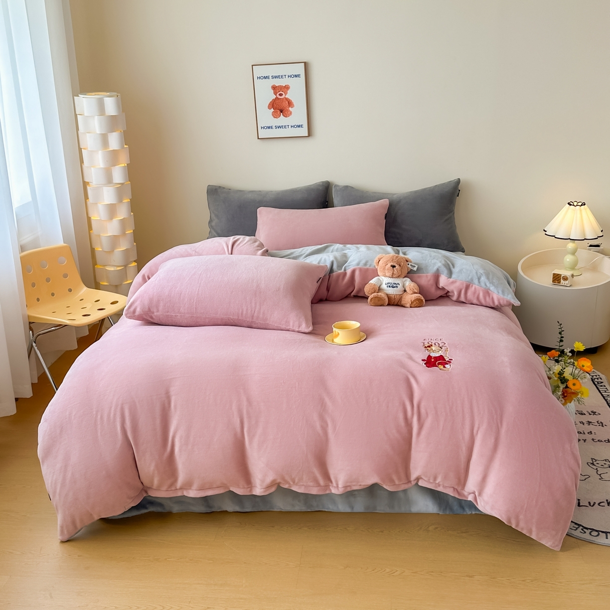 91家纺网 家纺一手货源 找家纺 泰迪爱兰Teddy ISLAND 2025新款IP绣花牛奶绒刺绣套件 珊瑚粉+银灰