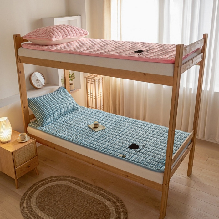 91家纺网 家纺一手货源 找家纺 爱屋及屋 2025新款无印风牛奶绒床护垫-学生床 牛奶绒-蓝小格