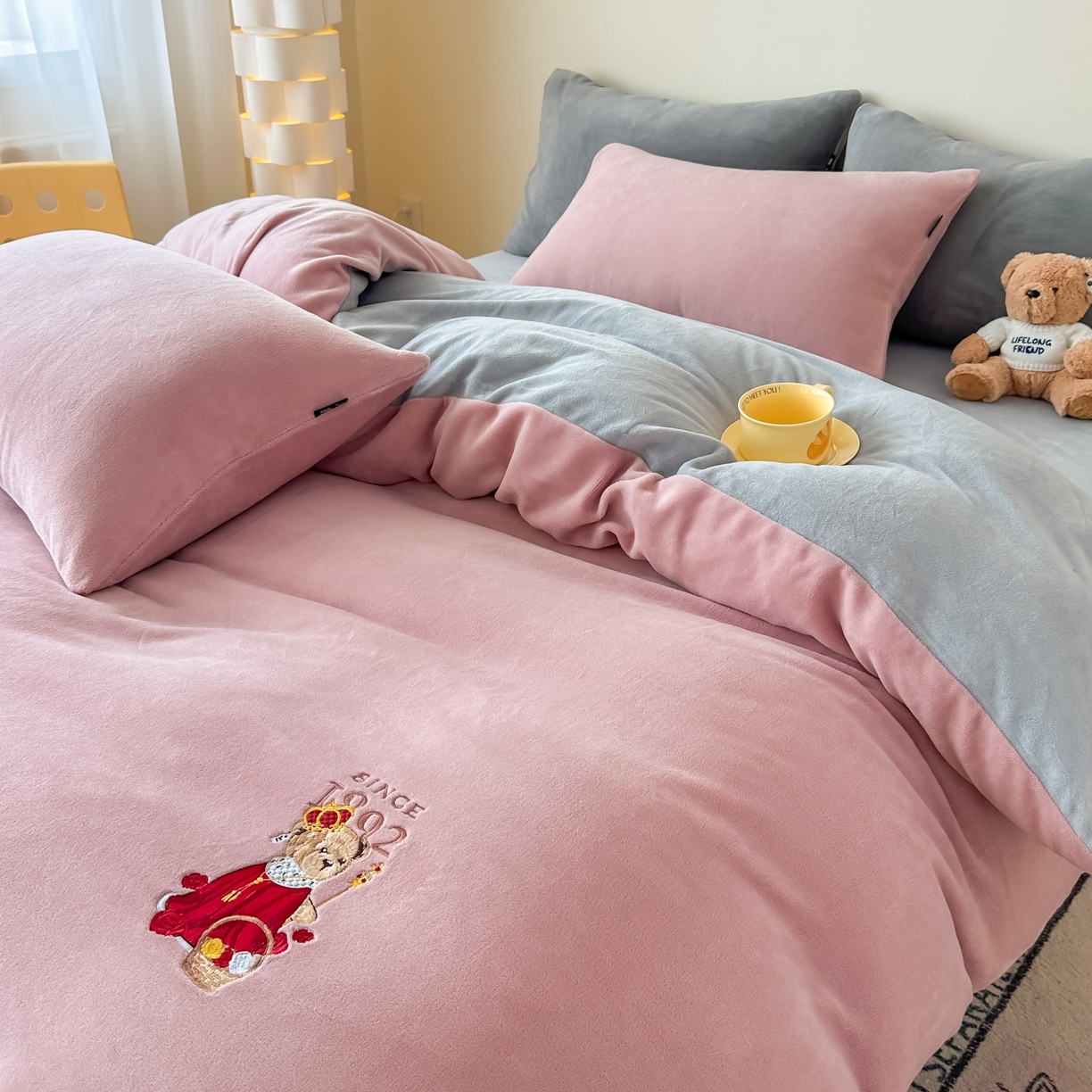 91家纺网 家纺一手货源 找家纺 泰迪爱兰Teddy ISLAND 2025新款IP绣花牛奶绒刺绣套件 珊瑚粉+银灰