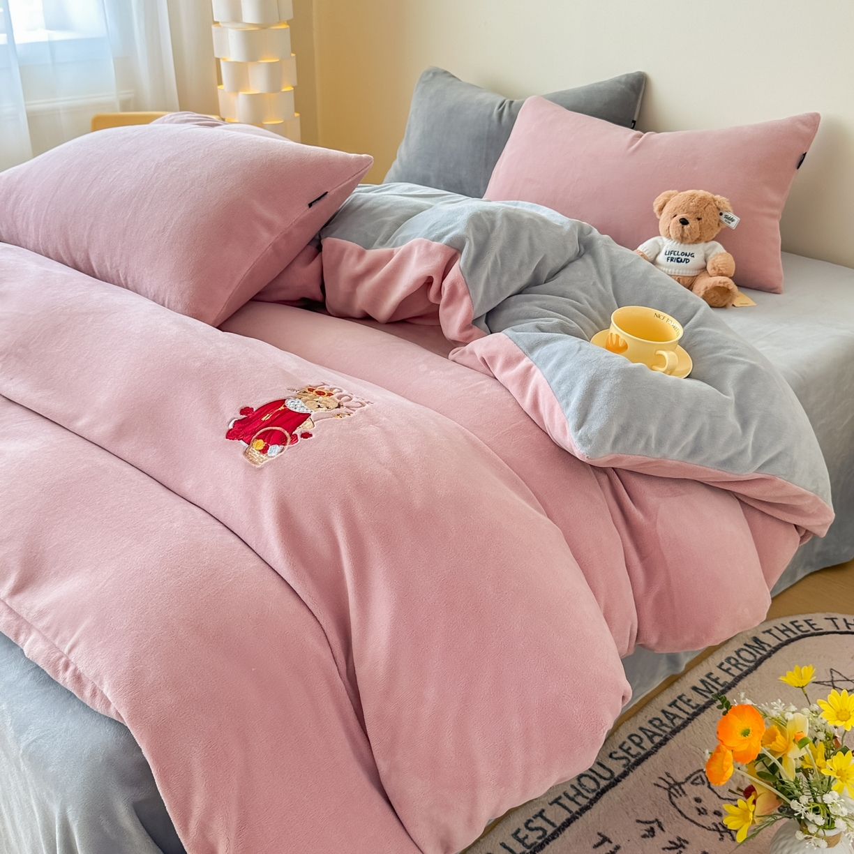 91家纺网 家纺一手货源 找家纺 泰迪爱兰Teddy ISLAND 2025新款IP绣花牛奶绒刺绣套件 珊瑚粉+银灰