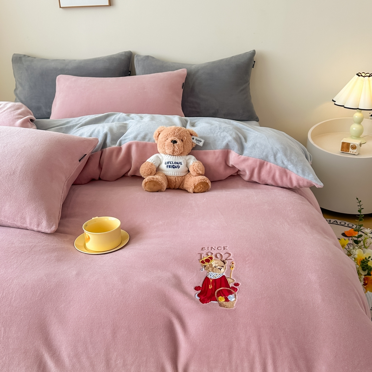 91家纺网 家纺一手货源 找家纺 泰迪爱兰Teddy ISLAND 2025新款IP绣花牛奶绒刺绣套件 珊瑚粉+银灰