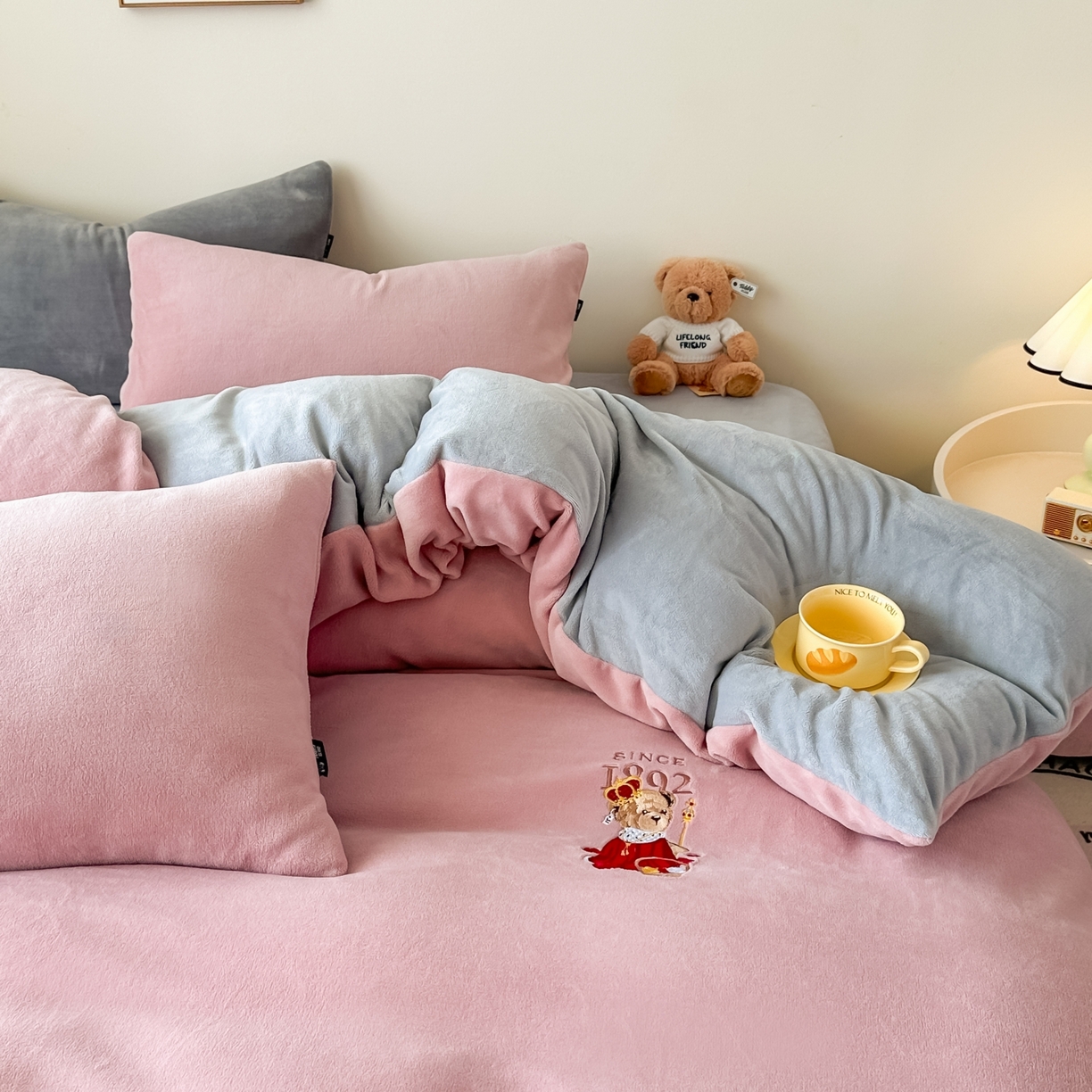 91家纺网 家纺一手货源 找家纺 泰迪爱兰Teddy ISLAND 2025新款IP绣花牛奶绒刺绣套件 珊瑚粉+银灰