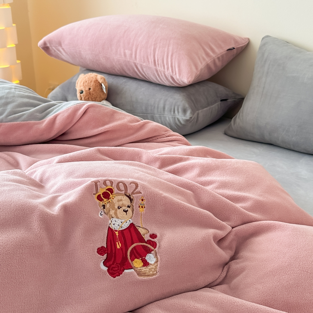 91家纺网 家纺一手货源 找家纺 泰迪爱兰Teddy ISLAND 2025新款IP绣花牛奶绒刺绣套件 珊瑚粉+银灰