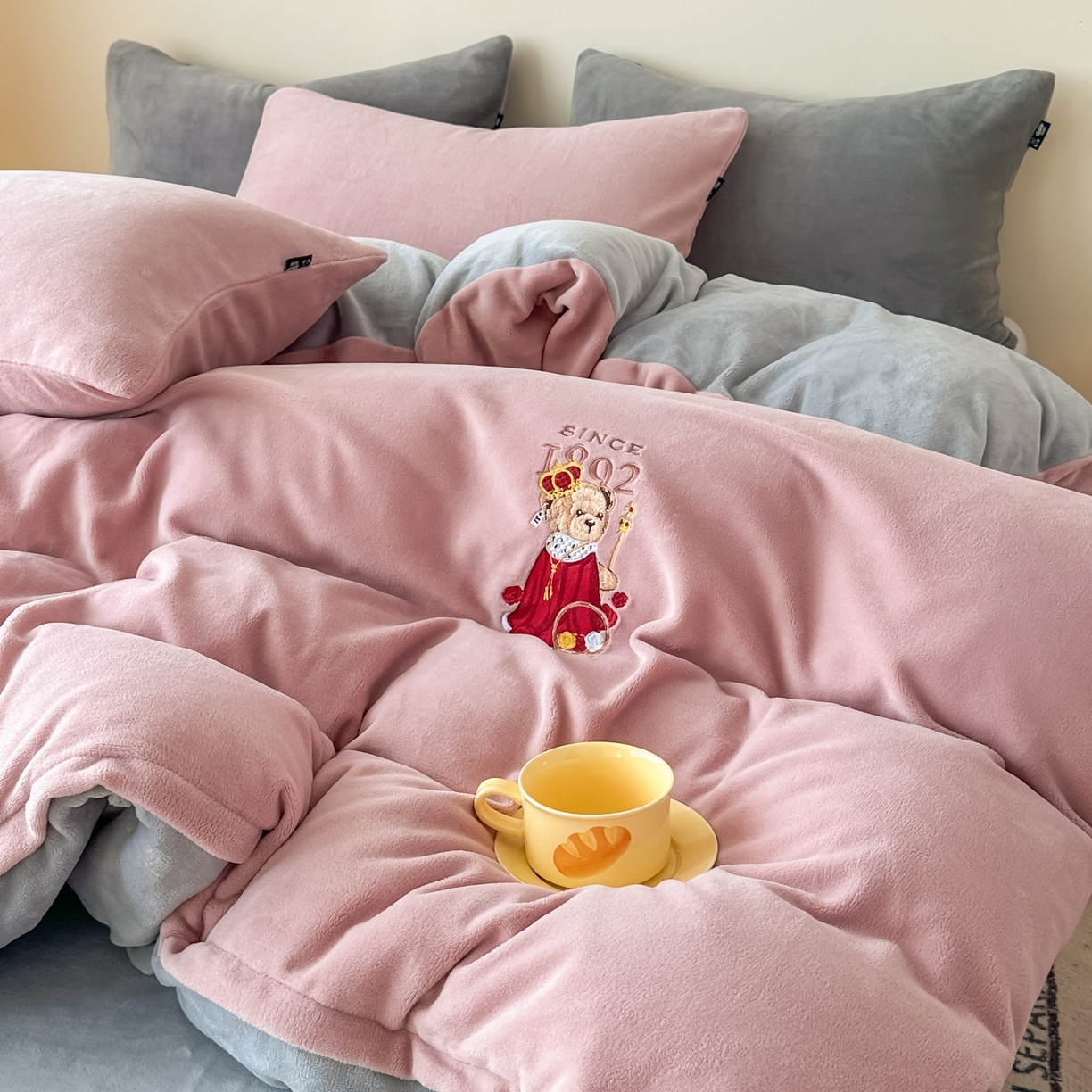 91家纺网 家纺一手货源 找家纺 泰迪爱兰Teddy ISLAND 2025新款IP绣花牛奶绒刺绣套件 珊瑚粉+银灰