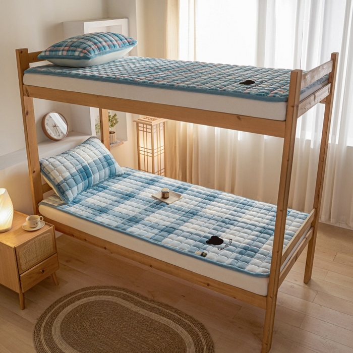 91家纺网 家纺一手货源 找家纺 爱屋及屋 2025新款无印风牛奶绒床护垫-学生床 牛奶绒-蓝中格