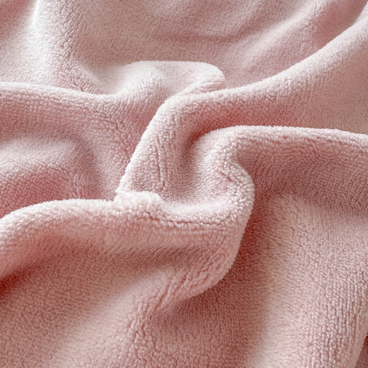 91家纺网 家纺一手货源 找家纺 泰迪爱兰Teddy ISLAND 2025新款IP绣花牛奶绒刺绣套件 珊瑚粉+银灰