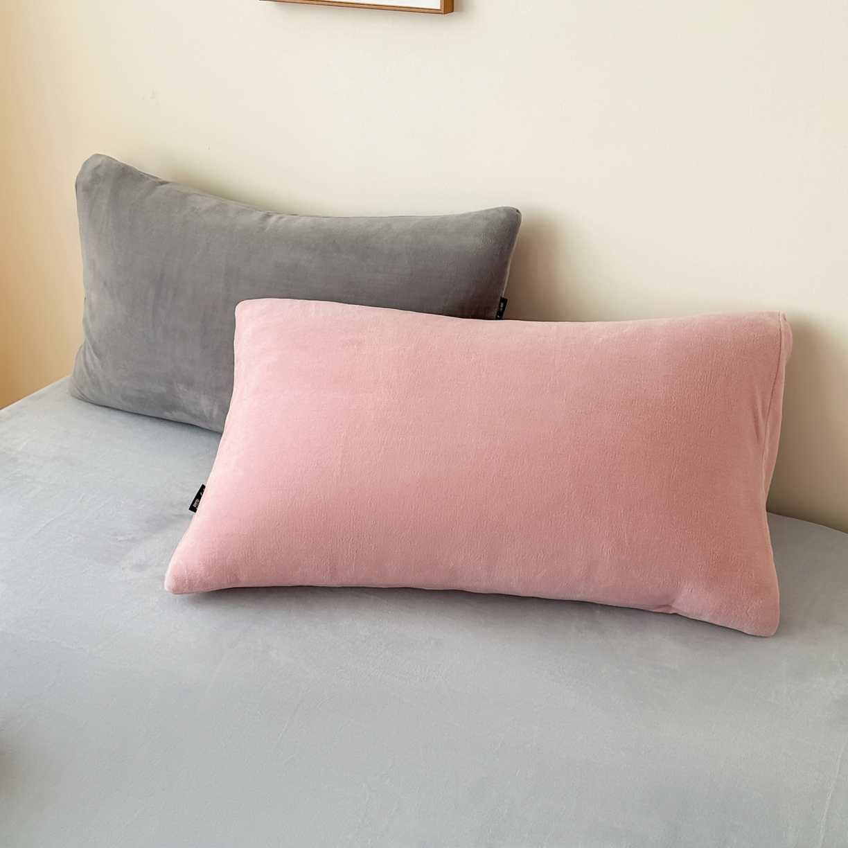 91家纺网 家纺一手货源 找家纺 泰迪爱兰Teddy ISLAND 2025新款IP绣花牛奶绒刺绣套件 珊瑚粉+银灰