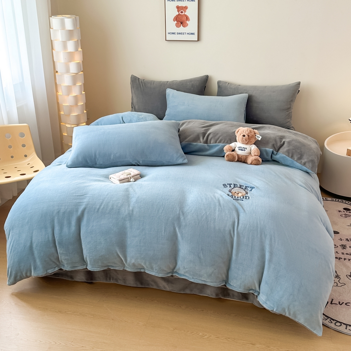 91家纺网 家纺一手货源 找家纺 泰迪爱兰Teddy ISLAND 2025新款IP绣花牛奶绒刺绣套件 星空蓝+浅灰