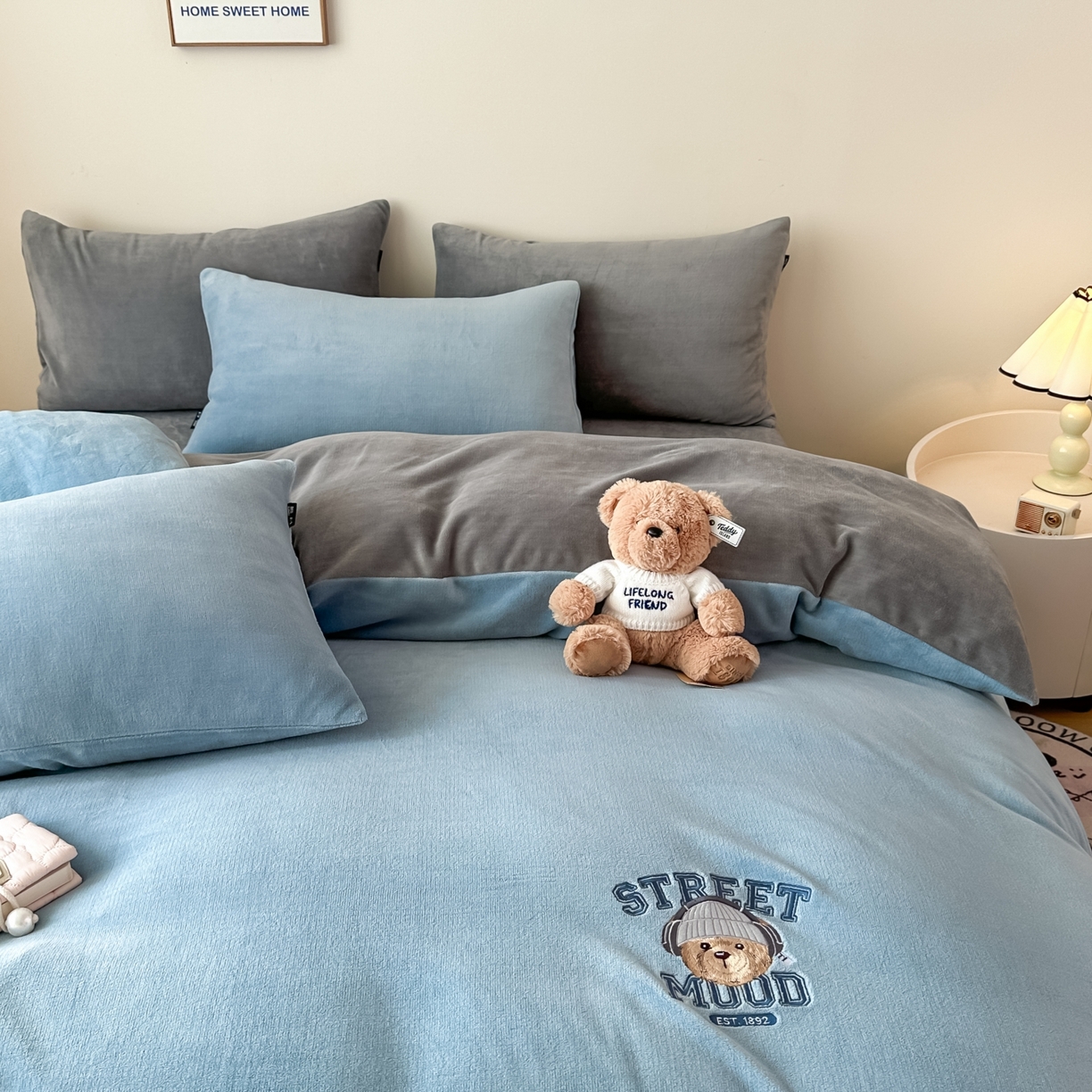 91家纺网 家纺一手货源 找家纺 泰迪爱兰Teddy ISLAND 2025新款IP绣花牛奶绒刺绣套件 星空蓝+浅灰