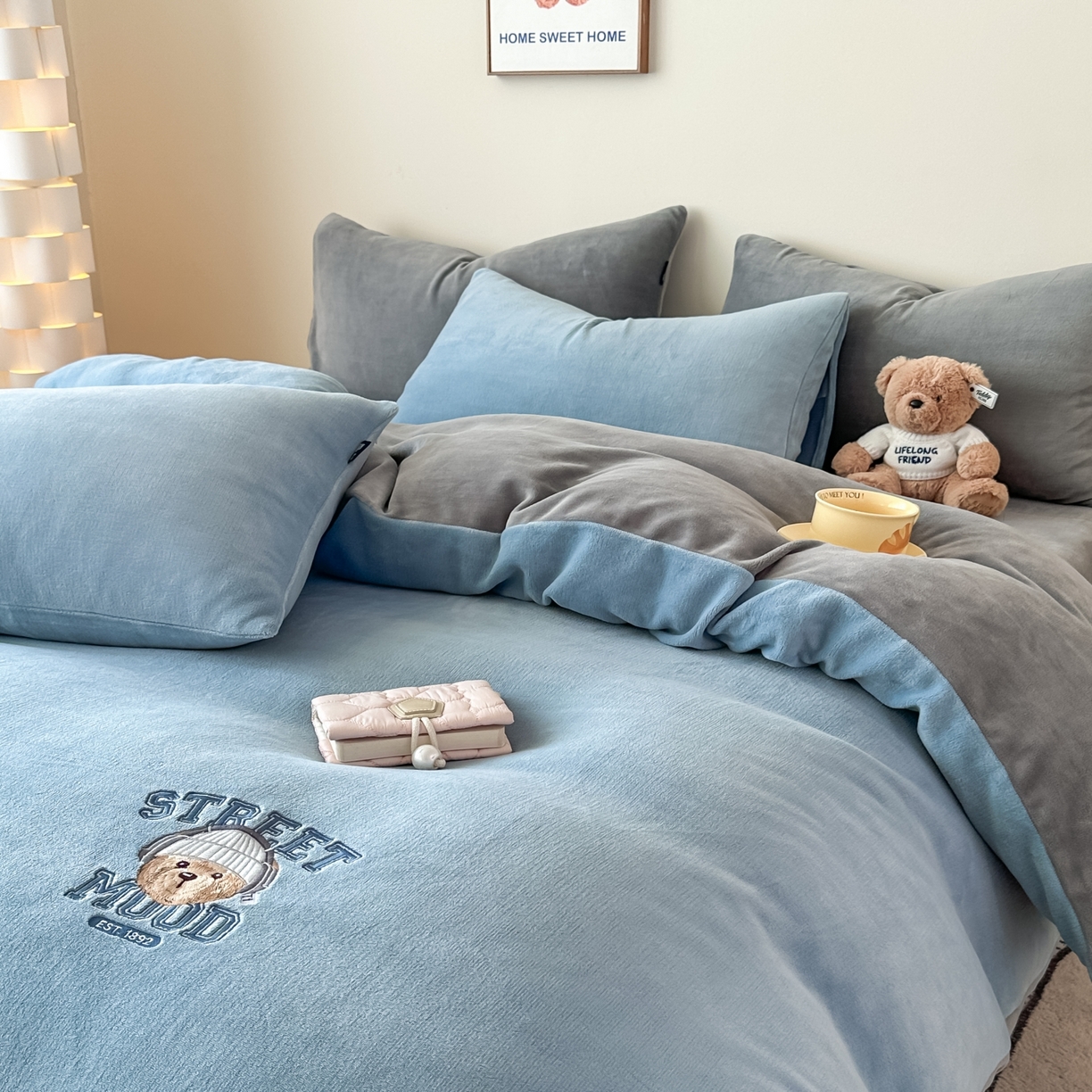 91家纺网 家纺一手货源 找家纺 泰迪爱兰Teddy ISLAND 2025新款IP绣花牛奶绒刺绣套件 星空蓝+浅灰