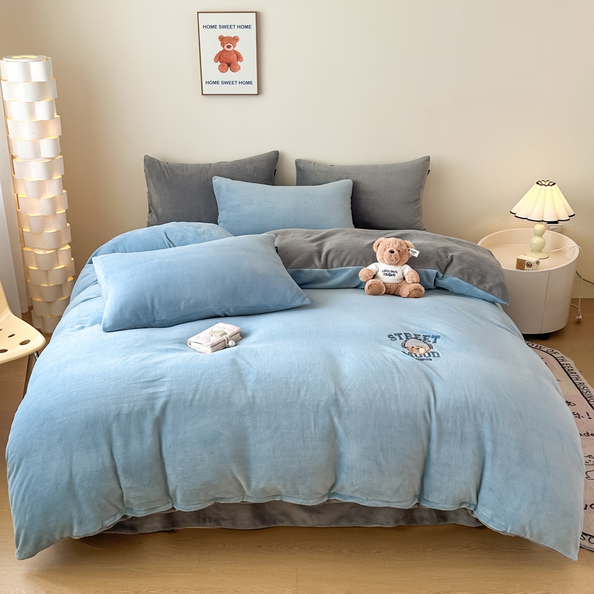 91家纺网 家纺一手货源 找家纺 泰迪爱兰Teddy ISLAND 2025新款IP绣花牛奶绒刺绣套件 星空蓝+浅灰